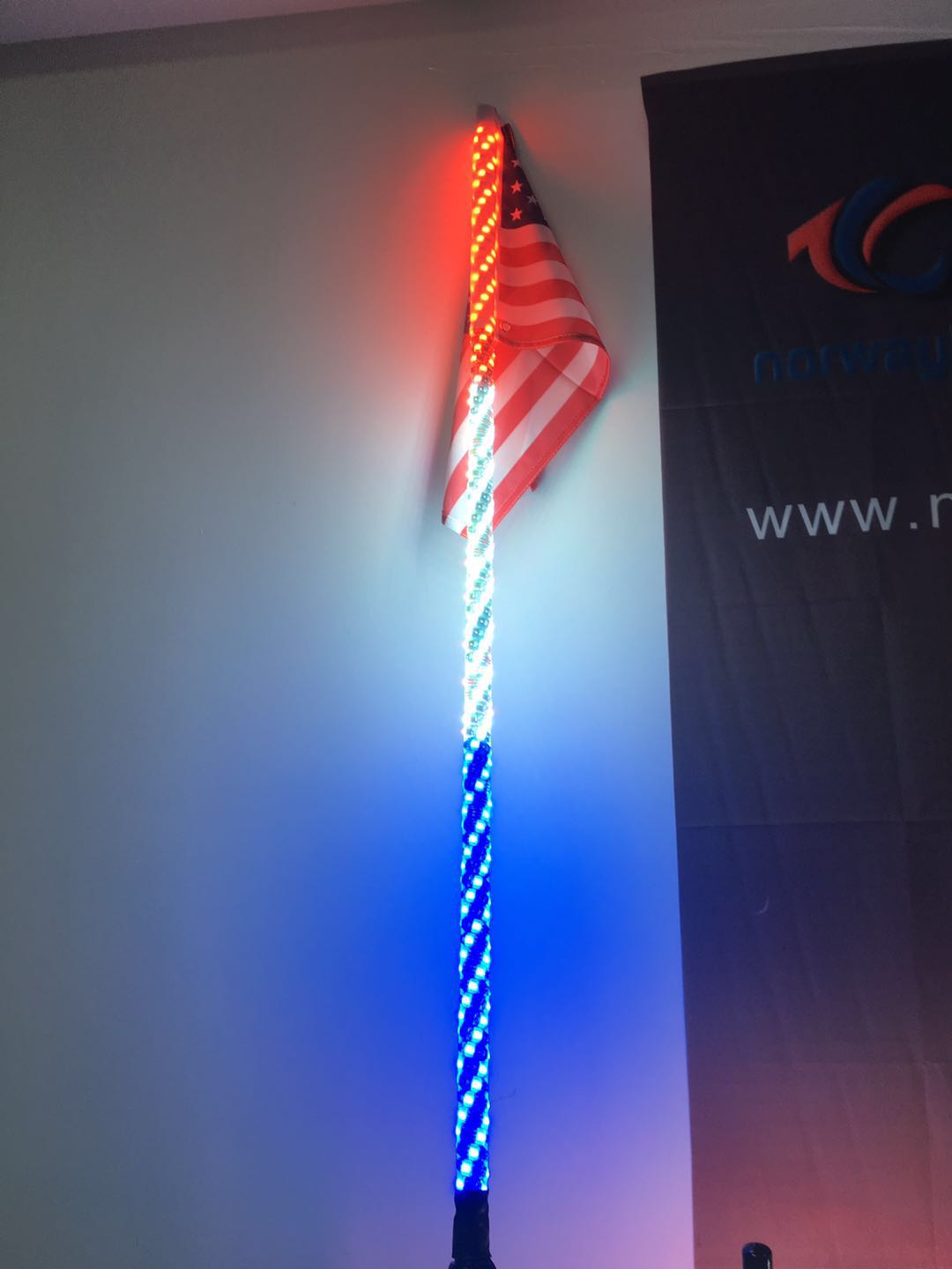 NWH-WRWB Látigos con luz LED de color rojo/blanco/azul envueltos Pértigas Patriot único y estable